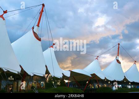 Blick über den Parkplatz im Ashford Designer Outlet Einkaufszentrum mit einem dramatischen Himmel bei Sonnenuntergang Ashford Kent England UK Stockfoto