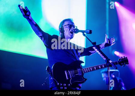 Amsterdam, Niederlande. September 2023. AMSTERDAM - die Band New Order mit dem Leadsänger und Gitarristen Bernard Sumner während eines Konzerts im Ziggo Dome. Die englische Band spielt zum ersten Mal in diesem Amsterdamer Konzertsaal. ANP PAUL BERGEN netherlands Out - belgium Out Credit: ANP/Alamy Live News Stockfoto