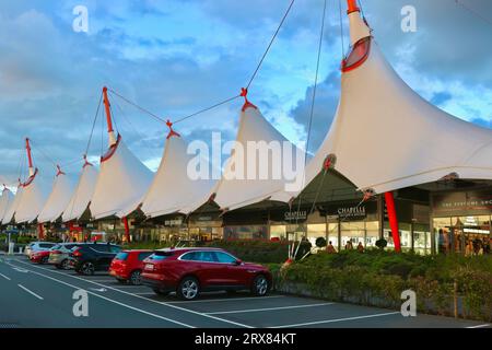 Blick vom Parkplatz im Ashford Designer Outlet Einkaufszentrum Ashford Kent England Großbritannien Stockfoto