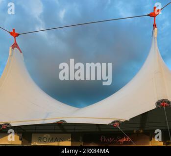 Ashford Designer Outlet Einkaufszentrum mit einem dramatischen Himmel bei Sonnenuntergang Ashford Kent England Großbritannien Stockfoto