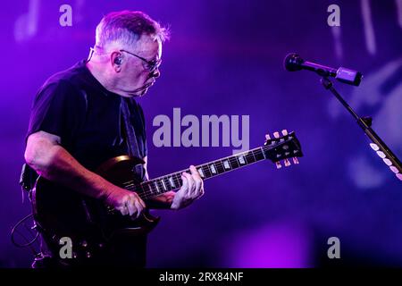 Amsterdam, Niederlande. September 2023. AMSTERDAM - die Band New Order mit dem Leadsänger und Gitarristen Bernard Sumner während eines Konzerts im Ziggo Dome. Die englische Band spielt zum ersten Mal in diesem Amsterdamer Konzertsaal. ANP PAUL BERGEN netherlands Out - belgium Out Credit: ANP/Alamy Live News Stockfoto