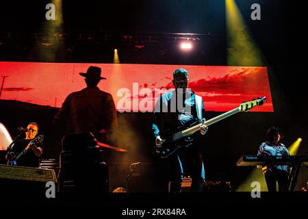 Amsterdam, Niederlande. September 2023. AMSTERDAM - die Band New Order mit dem Leadsänger und Gitarristen Bernard Sumner während eines Konzerts im Ziggo Dome. Die englische Band spielt zum ersten Mal in diesem Amsterdamer Konzertsaal. ANP PAUL BERGEN netherlands Out - belgium Out Credit: ANP/Alamy Live News Stockfoto