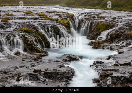 Bruarfoss - Bridge Falls - auf Islands Golden Circle Route unter bewölktem Herbsthimmel. Stockfoto