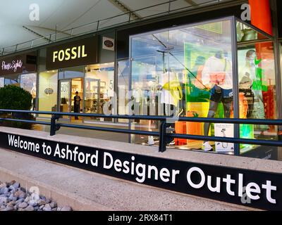 Willkommen im Ashford Designer Outlet Shopping Centre Schild Ashford Kent England UK Stockfoto