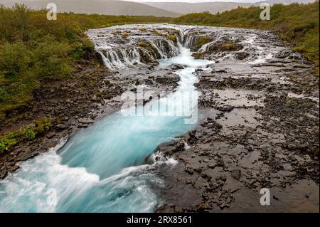 Bruarfoss - Bridge Falls - auf Islands Golden Circle Route unter bewölktem Herbsthimmel. Stockfoto