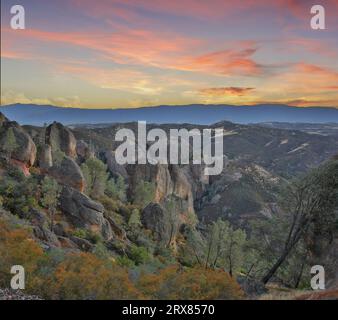 Farbenfroher Himmel im Dämmerlicht über dem Pinnacles National Park, San Benito County, Kalifornien, USA. Stockfoto