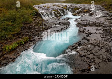 Bruarfoss - Bridge Falls - auf Islands Golden Circle Route unter bewölktem Herbsthimmel. Stockfoto