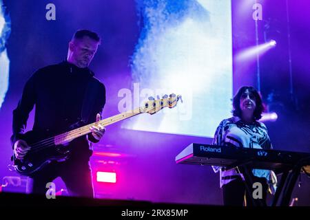 Amsterdam, Niederlande. September 2023. AMSTERDAM - die Band New Order mit dem Bassisten Tom Chapman und dem Keyboarder Gillian Gilbert während eines Konzerts im Ziggo Dome. Die englische Band spielt zum ersten Mal in diesem Amsterdamer Konzertsaal. ANP PAUL BERGEN netherlands Out - belgium Out Credit: ANP/Alamy Live News Stockfoto