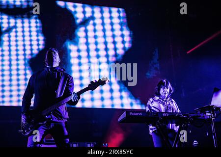 Amsterdam, Niederlande. September 2023. AMSTERDAM - die Band New Order mit dem Bassisten Tom Chapman und dem Keyboarder Gillian Gilbert während eines Konzerts im Ziggo Dome. Die englische Band spielt zum ersten Mal in diesem Amsterdamer Konzertsaal. ANP PAUL BERGEN netherlands Out - belgium Out Credit: ANP/Alamy Live News Stockfoto