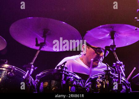 Amsterdam, Niederlande. September 2023. AMSTERDAM - die Band New Order mit dem ursprünglichen Schlagzeuger Stephen Morris während eines Konzerts im Ziggo Dome. Die englische Band spielt zum ersten Mal in diesem Amsterdamer Konzertsaal. ANP PAUL BERGEN netherlands Out - belgium Out Credit: ANP/Alamy Live News Stockfoto