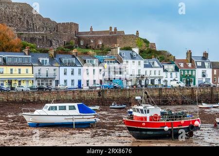 Gorey Village Promenade mit Yachten am Ufer bei Ebbe, Saint Martin, Bailiwick von Jersey, Kanalinseln, Großbriten8 Stockfoto