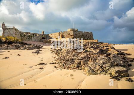 Elizabeth Castle in einem Ebbe Gewässer, Saint Helier, Vogtei von Jersey, Kanalinseln Stockfoto