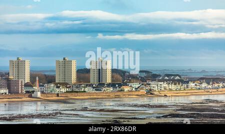 Saint Helier Hauptstadt Panorama mit Gebäuden und Wohnhäusern an der La Manche Küste, bei Ebbe, Bailiwick von Jersey, Kanalinseln, Stockfoto