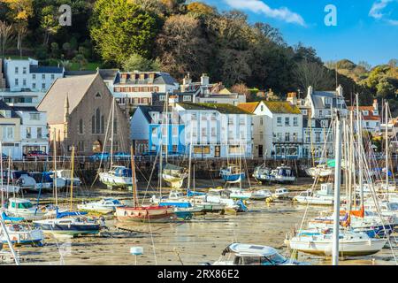 Blick auf die Küste von Saint Aubin mit der Kirche Sacred Heart of Jesus und vielen Yachten, der Vogtei von Jersey, den Kanalinseln, Großbritannien Stockfoto