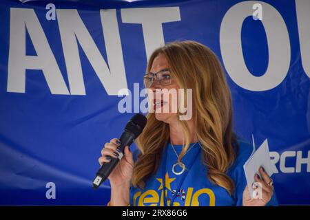 London, Großbritannien. September 2023. Bremain in Spanien Vizepräsidentin Lisa Burton hält eine Rede auf dem Platz des Parlaments. Tausende von Anti-Brexit-Demonstranten nahmen an der Nationalen Wiederantrittsmarsch im Zentrum Londons Teil und forderten, dass das Vereinigte Königreich wieder der EU Beitritt. Quelle: Vuk Valcic/Alamy Live News Stockfoto