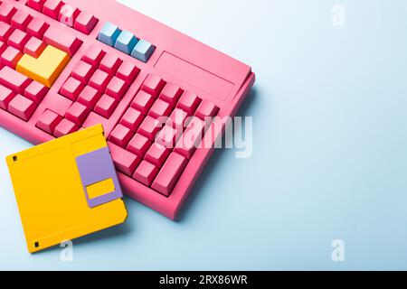 Disketten und Tastatur auf hellen farbigen Hintergründen. Hochwertige Fotos Stockfoto