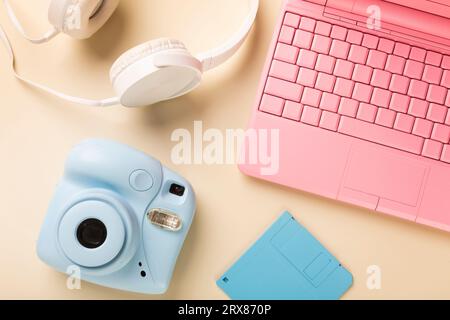 Kamera Laptop Kopfhörer und Diskette in leuchtenden Farben. Hochwertige Fotos Stockfoto