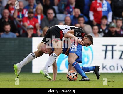 London, Großbritannien. September 2023. Will Hughes vom Crystal Palace trifft Joao Palhinha von Fulham während des Premier-League-Spiels im Selhurst Park, London. Das Bild sollte lauten: David Klein/Sportimage Credit: Sportimage Ltd/Alamy Live News Stockfoto