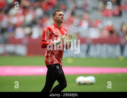 München, Deutschland 23. September 2023: Fussball, Herren, Bundesliga, Saison 2023/2024, FC Bayern München - VFL Bochum, Allianz Arena Daniel Peretz FC Bayern München) beim Aufwärmen, Klatschen, Applaus die DFB-Vorschriften verbieten die Verwendung von Fotografien als Bildsequenzen und/oder Quasi-Video Stockfoto