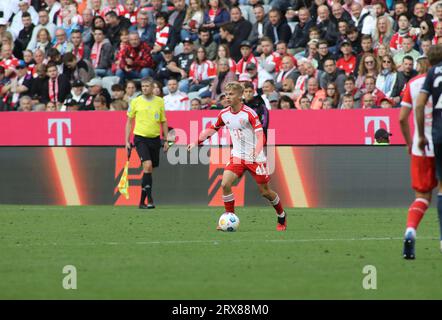 München, Deutschland 23. September 2023: Fussball, Herren, Bundesliga, Saison 2023/2024, FC Bayern München - VFL Bochum, Allianz Arena Frans Krätzig, Kraetzig (FC Bayern München) mit Ball DFB-Vorschriften verbieten die Verwendung von Fotos als Bildsequenzen und/oder Quasi-Video Stockfoto