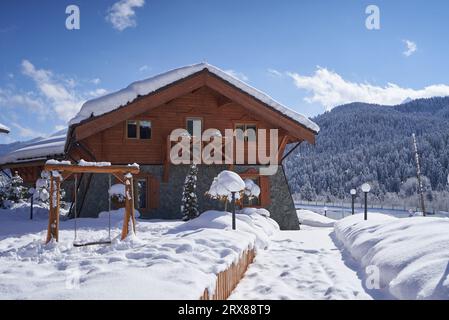 Hölzerner Campingplatz in verschneiten Bergen Stockfoto