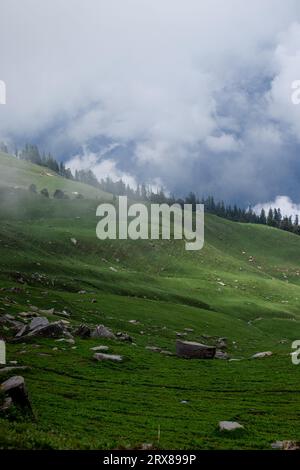 Camping am Bhrigu Lake Trek im Schoß des Himalaya Stockfoto