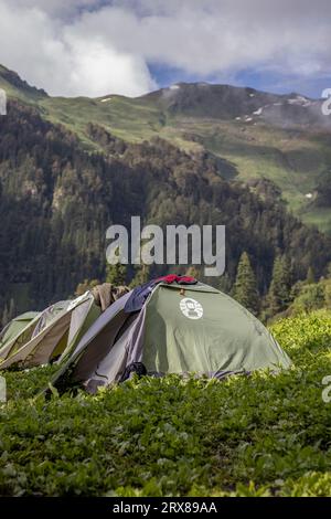 Camping am Bhrigu Lake Trek im Schoß des Himalaya Stockfoto