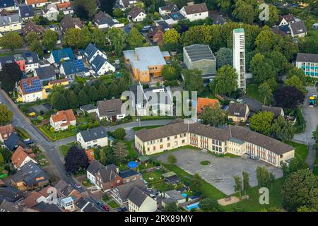 Luftaufnahme, Paulus-Kirche und Martini-Kindergarten in Holzbauweise, Paul-Gerhardt-Schule, Werl, Werl-Unnaer Börde, Nordrhein-Westfalen, Ger Stockfoto