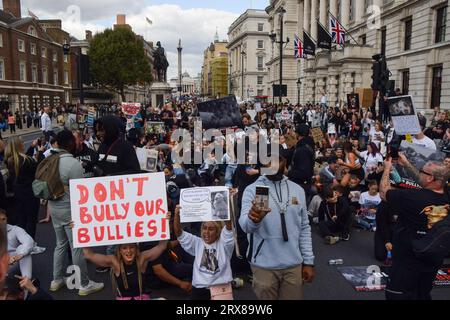 London, Großbritannien. September 2023. Demonstranten blockieren den Verkehr in Whitehall. Hundebesitzer und Unterstützer marschierten in Westminster aus Protest gegen das amerikanische Bully-XL-Verbot. Die Hunderasse wird im Vereinigten Königreich nach einer Reihe von Angriffen auf Menschen verboten. Quelle: Vuk Valcic/Alamy Live News Stockfoto