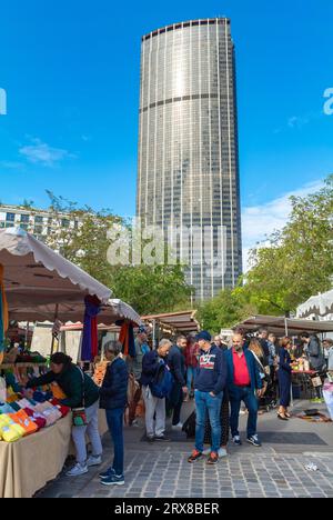 Paris, Frankreich, Eine Landschaft mit einer Tour de Montparnasse und Besucher des Marché de Montparnasse. Nur Editorial. Stockfoto