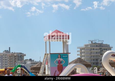 Rimini, Italien - 6. August 2023 Rimini Beach Lifeguard Hut: Ein Spritzer italienischen Charmes - Blauer Himmel Hintergrund. Stockfoto