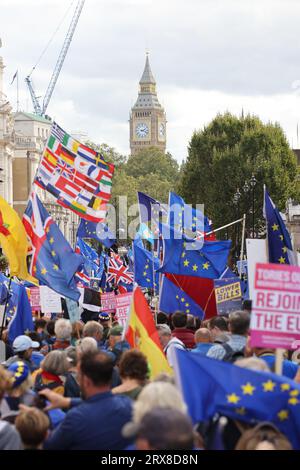 London, Großbritannien. September 2023. Pro-EU-Unterstützer schlossen sich dem Nationalen Wiedereintrittsmarsch an, während die Kampagne zur Wiederaufnahme der Europäischen Union an Stärke gewinnt. Plakate und Flaggen aus ganz Großbritannien und Europa wurden geflogen. Quelle: Monica Wells/Alamy Live News Stockfoto