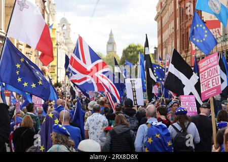 London, Großbritannien. September 2023. Pro-EU-Unterstützer schlossen sich dem Nationalen Wiedereintrittsmarsch an, während die Kampagne zur Wiederaufnahme der Europäischen Union an Stärke gewinnt. Plakate und Flaggen aus ganz Großbritannien und Europa wurden geflogen. Quelle: Monica Wells/Alamy Live News Stockfoto