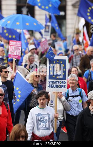 London, Großbritannien. September 2023. Pro-EU-Unterstützer schlossen sich dem Nationalen Wiedereintrittsmarsch an, während die Kampagne zur Wiederaufnahme der Europäischen Union an Stärke gewinnt. Plakate und Flaggen aus ganz Großbritannien und Europa wurden geflogen. Quelle: Monica Wells/Alamy Live News Stockfoto