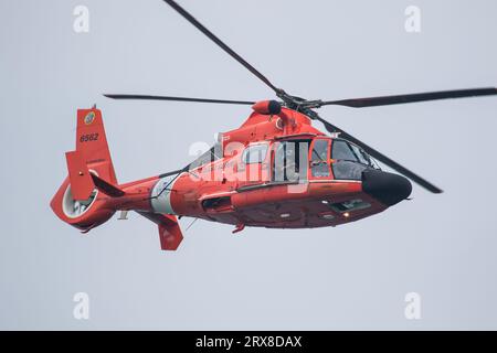 Red US Coast Guard Hubschrauber auf Patrouille vor der Küste von Kalifornien Stockfoto
