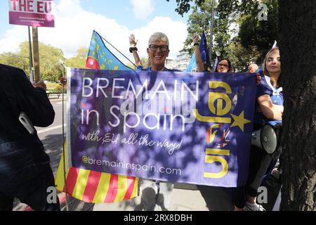 London, Großbritannien. September 2023. Pro-EU-Unterstützer schlossen sich dem Nationalen Wiedereintrittsmarsch an, während die Kampagne zur Wiederaufnahme der Europäischen Union an Stärke gewinnt. Plakate und Flaggen aus ganz Großbritannien und Europa wurden geflogen. Quelle: Monica Wells/Alamy Live News Stockfoto