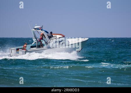 Weißes Rettungsboot und Crew patrouillieren die Gewässer vor Newport Beach, Kalifornien, USA Stockfoto