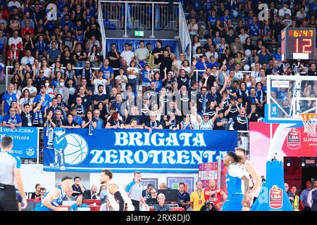 Brescia, Italien. September 2023. Unterstützer von Brescia während Germani Brescia gegen Bertram Derthona Tortona, italienisches Basketball-Supercup-Spiel in Brescia, Italien, 23. September 2023 Credit: Independent Photo Agency/Alamy Live News Stockfoto