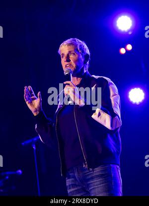 Santa Barbara, USA. September 2023. Ellen DeGeneres, Herbst One805LIVE! Festival auf dem Anwesen am Meer von Kevin und Christine Costner am 22. September 23 in Summerland, CA. Die Erlöse des Festivals gehen auf die Unterstützung von Ersthelfern im gesamten Santa Barbara County. (Foto: Rod Rolle/SIPA USA) Credit: SIPA USA/Alamy Live News Stockfoto