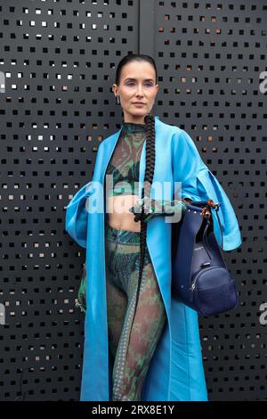 Modeliebhaber und Fashion Influencer warten auf die Gucci Fashion Show. Die Mailänder Fashion Week findet vom 19. Bis 25. September 2023 in Mailand statt. Stockfoto