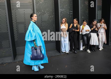 Modeliebhaber und Modebegeisterte warten auf die Gucci Fashion Show. Die Mailänder Fashion Week findet vom 19. Bis 25. September 2023 in Mailand statt. Stockfoto