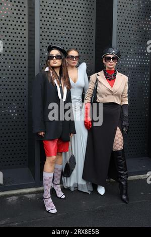 Modeliebhaber und Modebegeisterte warten auf die Gucci Fashion Show. Die Mailänder Fashion Week findet vom 19. Bis 25. September 2023 in Mailand statt. Stockfoto