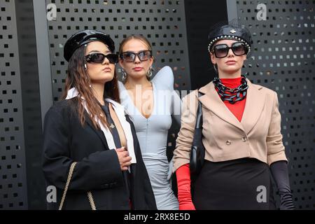 Modeliebhaber und Modebegeisterte warten auf die Gucci Fashion Show. Die Mailänder Fashion Week findet vom 19. Bis 25. September 2023 in Mailand statt. Stockfoto