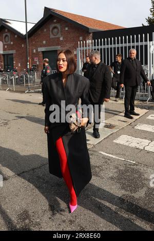 Modeliebhaber und Fashion Influencer warten auf die Gucci Fashion Show. Die Mailänder Fashion Week findet vom 19. Bis 25. September 2023 in Mailand statt. Stockfoto