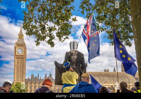 London, Großbritannien. 23. September 2023: Die EU-Flaggen, die von Demonstranten vor Big Ben auf dem Parlamentsplatz auf dem Brexit-Gipfel gehalten werden, schließen sich dem Marsch der EU National vor der Downing Street im Zentrum Londons an. Tausende von Menschen zogen durch die Stadt, um das Vereinigte Königreich bei der Wiederaufnahme der Europäischen Union zu unterstützen. Andy Soloman/Alamy Live News Stockfoto