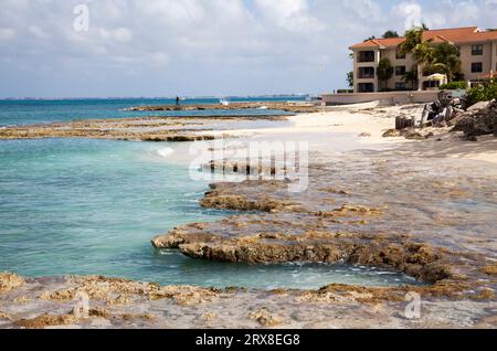 Der Blick am Morgen auf den felsigen Seven Mile Beach in George Town auf Grand Cayman Island (Cayman Islands). Stockfoto