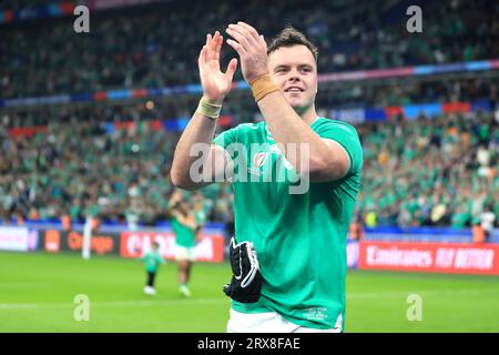 Irlands James Ryan applaudiert den Fans nach dem letzten Pfiff beim Rugby-Weltcup 2023, dem Pool-B-Match im Stade de France in Paris. Bilddatum: Samstag, 23. September 2023. Stockfoto