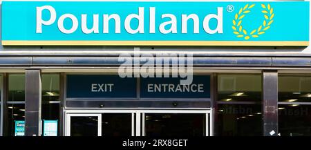 Britisches Sortengeschäft Poundland Shop Schild und Eingang Sevenoaks Kent England UK Stockfoto