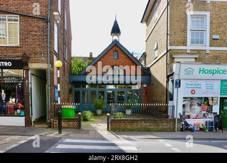 Das Old School House, heute bekannt als The Chapel, wurde in einen Friseursalon 61B London Road Sevenoaks Kent England UK umgewandelt Stockfoto