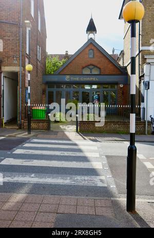 Das Old School House, heute bekannt als The Chapel, wurde in einen Friseursalon 61B London Road Sevenoaks Kent England UK umgewandelt Stockfoto